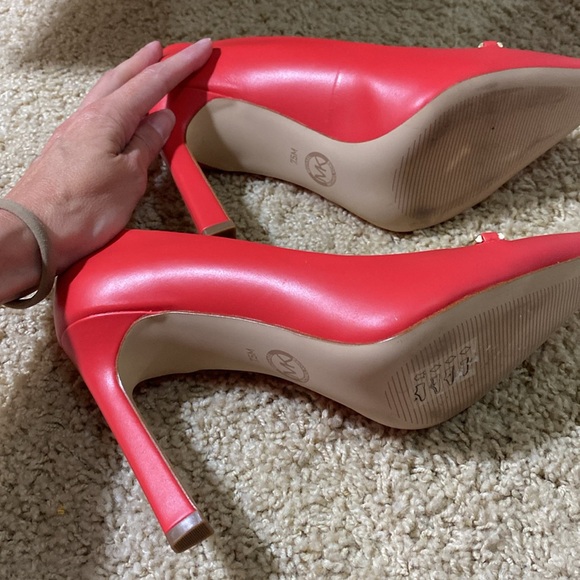 Michael Kors Brand NEW red coral gold logo Tiffanie pumps heels size 7.5 - Picture 9 of 10